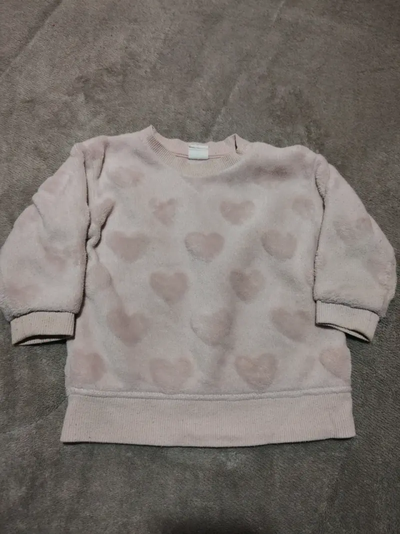 Polerón de niña con diseño de corazones - 1