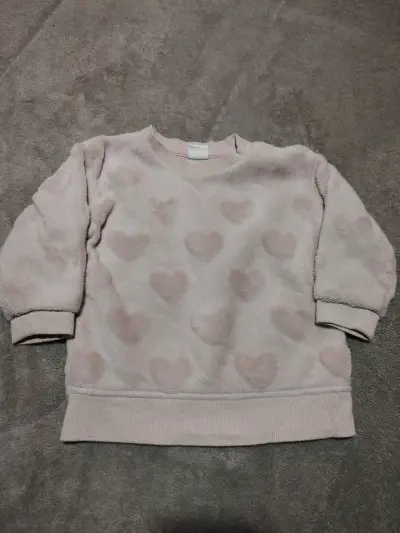 Polerón de niña con diseño de corazones - miniatura 1