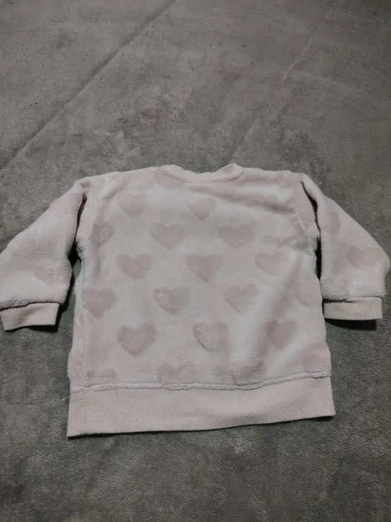 Polerón de niña con diseño de corazones - 2