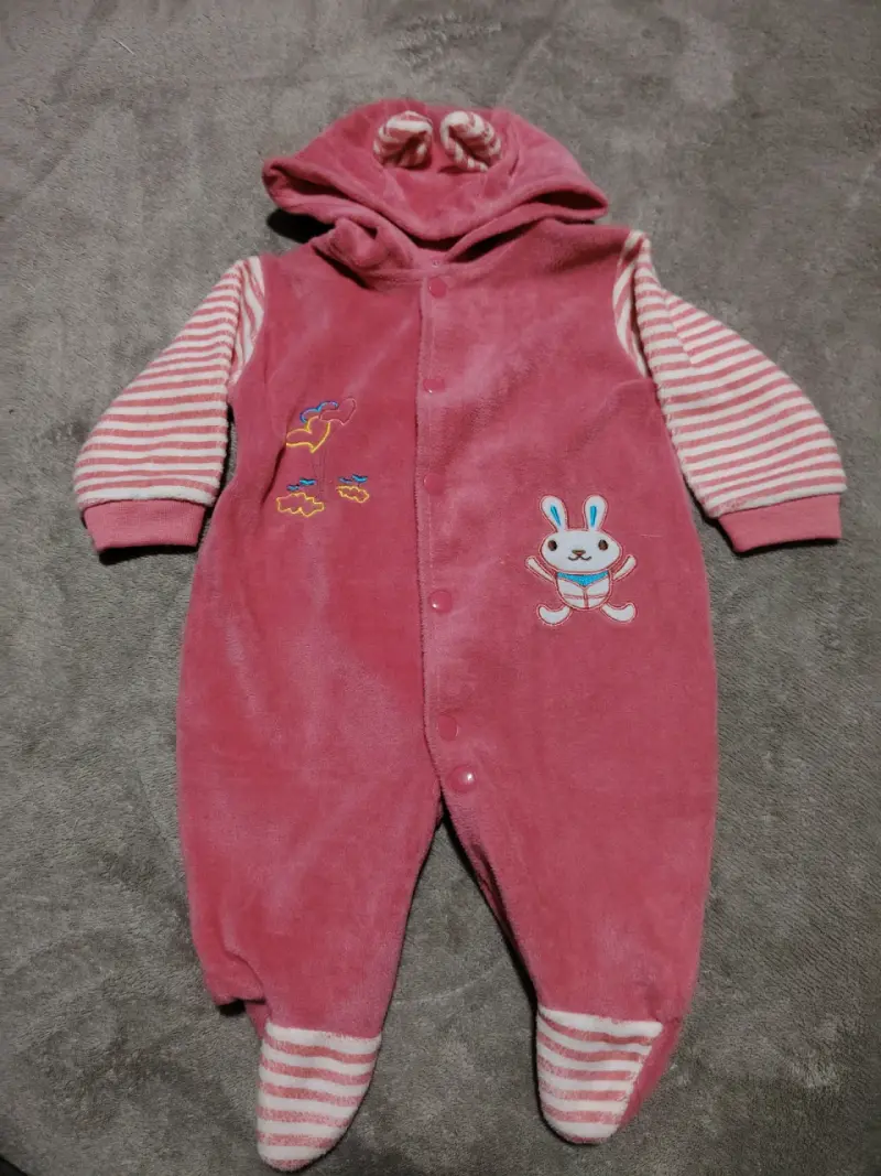 Enterito de bebé rosado con capucha y diseño de conejo - 1