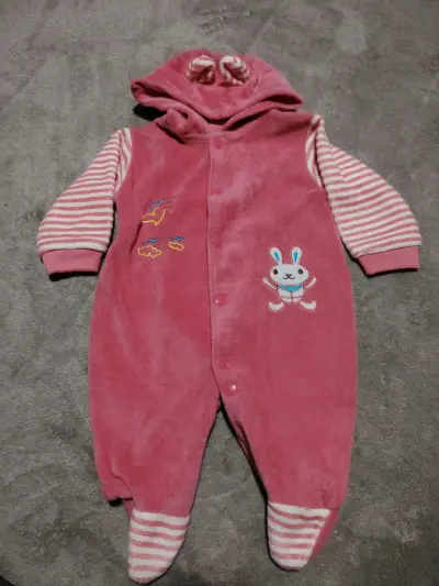 Enterito de bebé rosado con capucha y diseño de conejo - miniatura 1