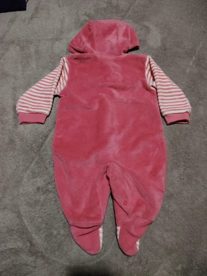 Enterito de bebé rosado con capucha y diseño de conejo - 2
