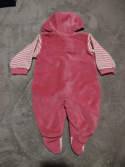 Enterito de bebé rosado con capucha y diseño de conejo - miniatura 2