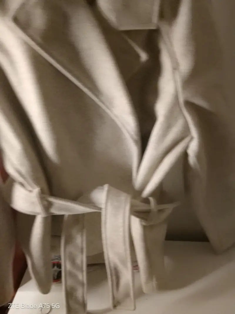 Abrigo beige con cinturón para mujer - 1