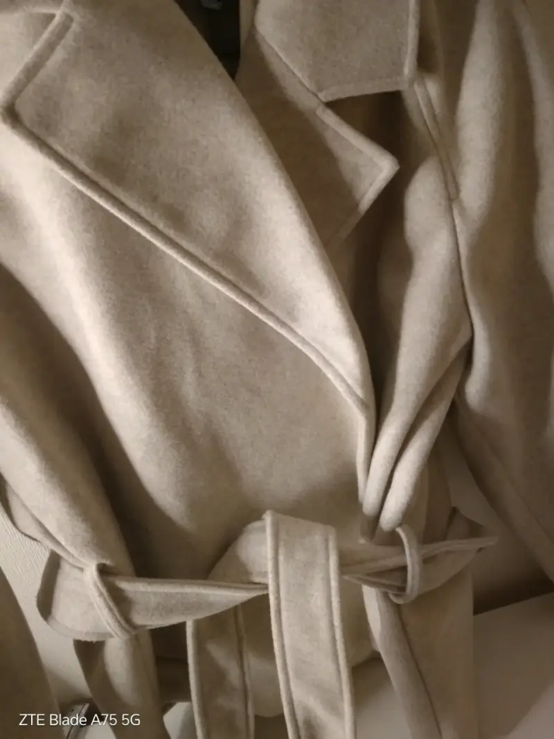 Abrigo beige con cinturón para mujer - 2