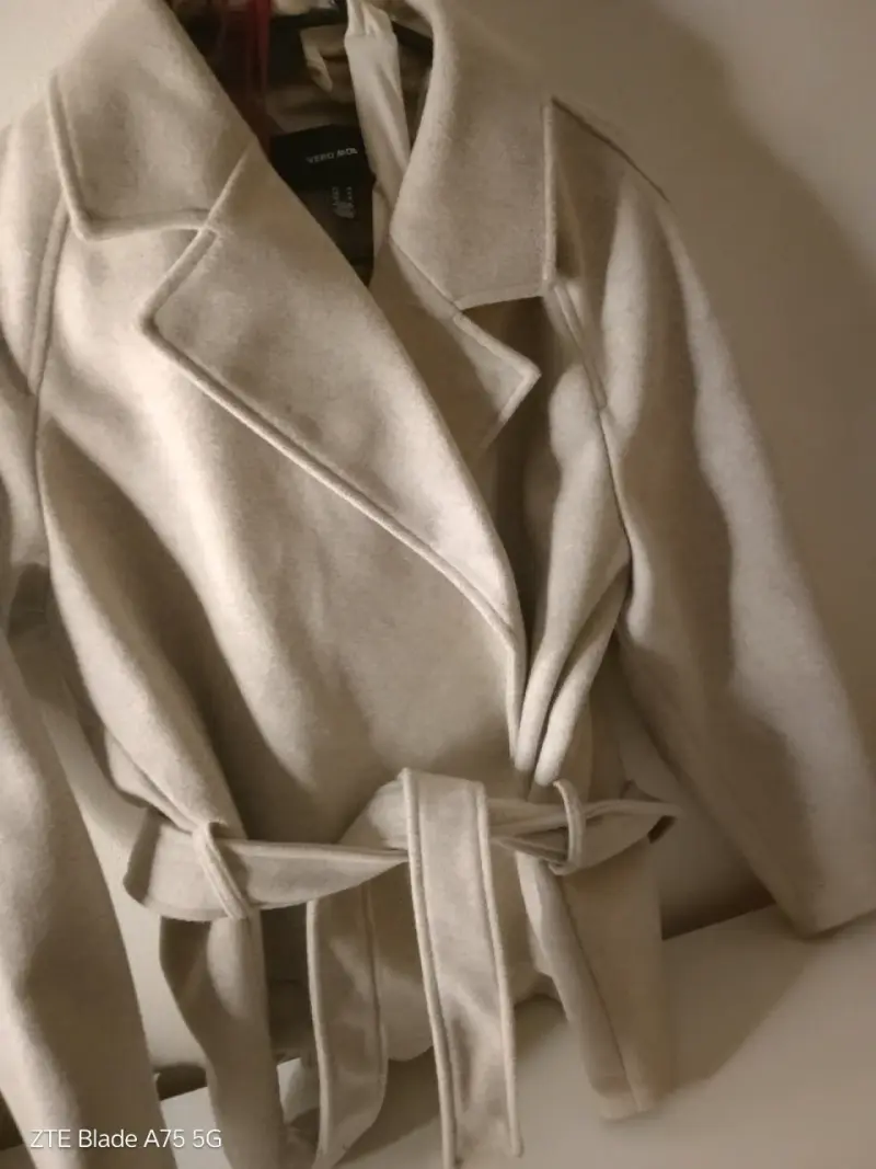 Abrigo beige con cinturón para mujer - 3