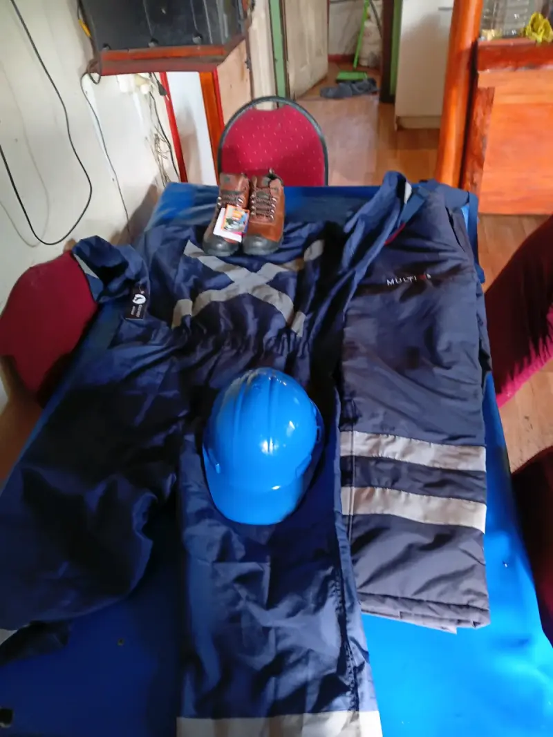 Conjunto de seguridad industrial con casco y botas