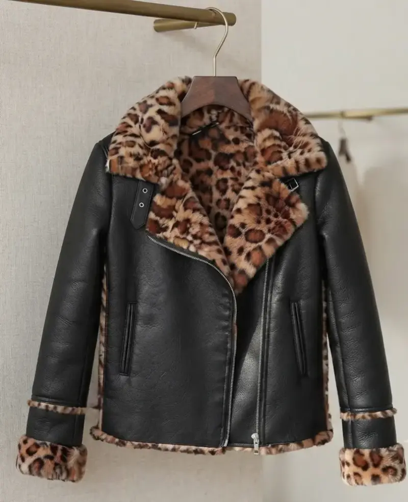 Chaqueta de cuero con forro de leopardo