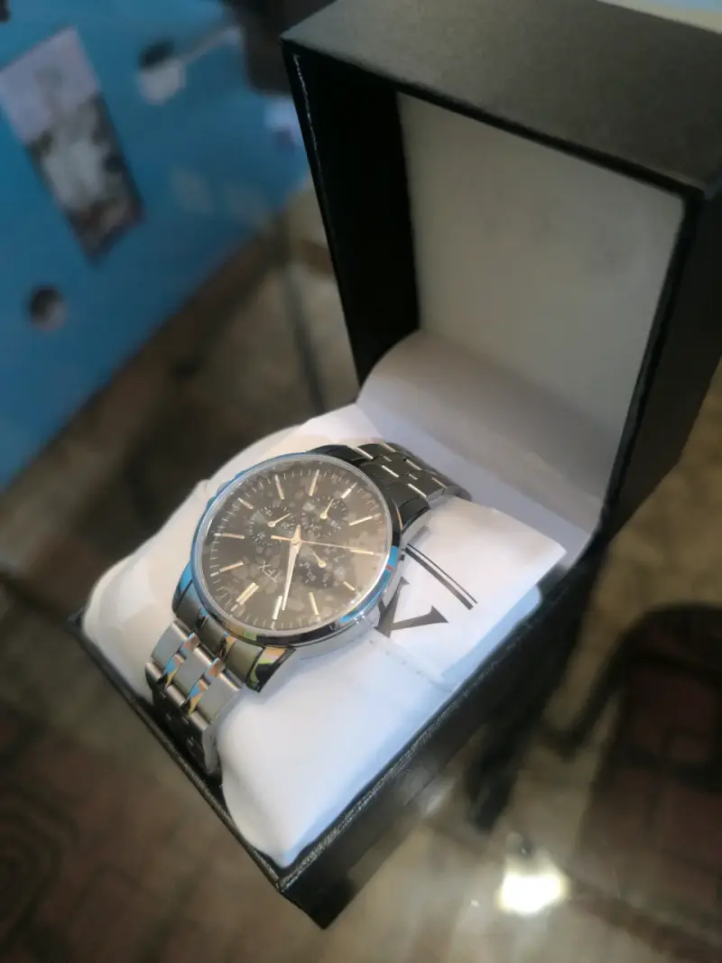 Elegante reloj de pulsera plateado con cronógrafo - 3