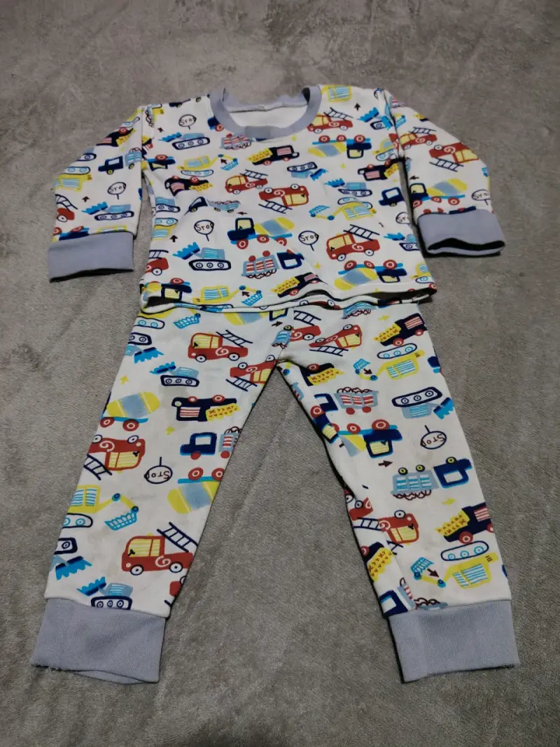 Pijama infantil con estampado de vehículos - 1