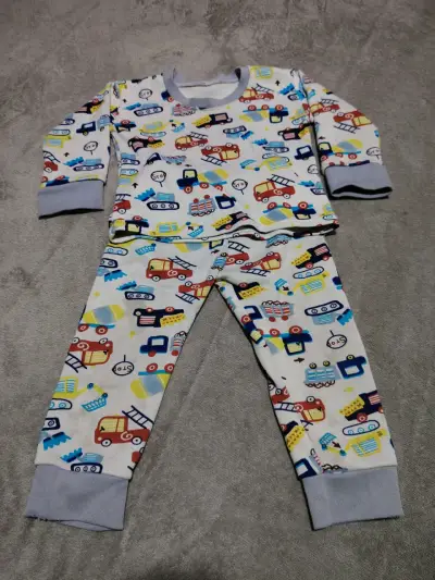 Pijama infantil con estampado de vehículos - miniatura 1