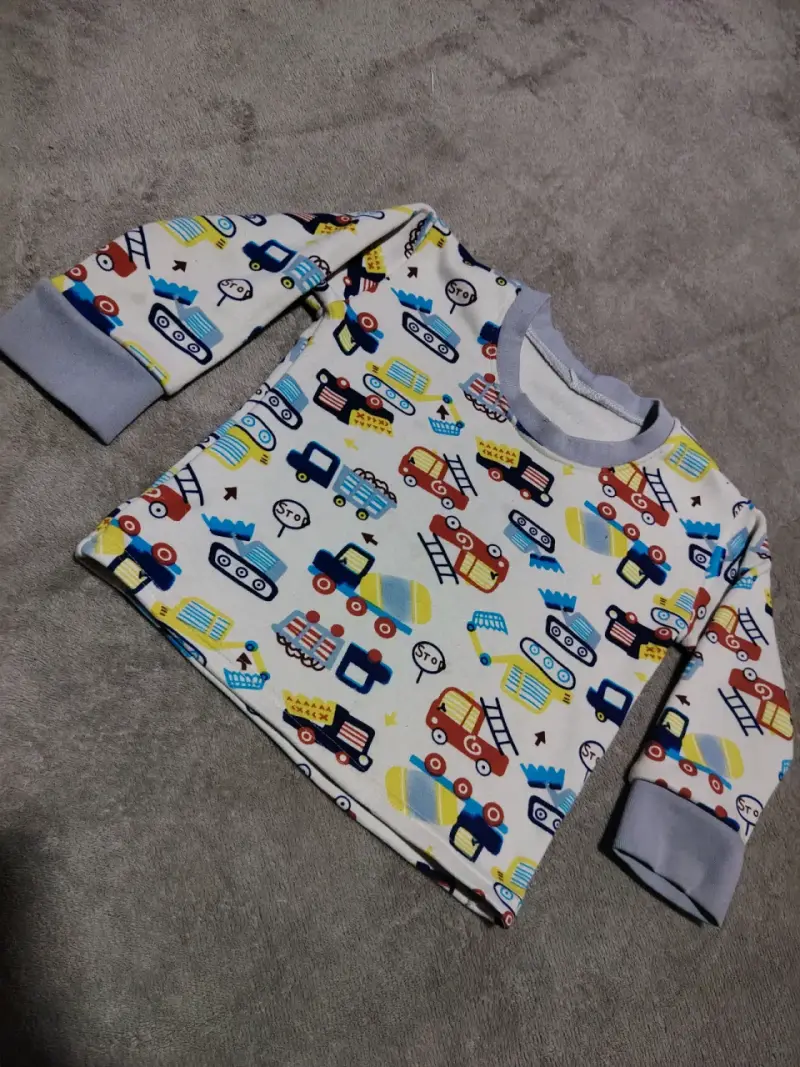 Pijama infantil con estampado de vehículos - 2