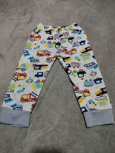 Pijama infantil con estampado de vehículos - miniatura 3