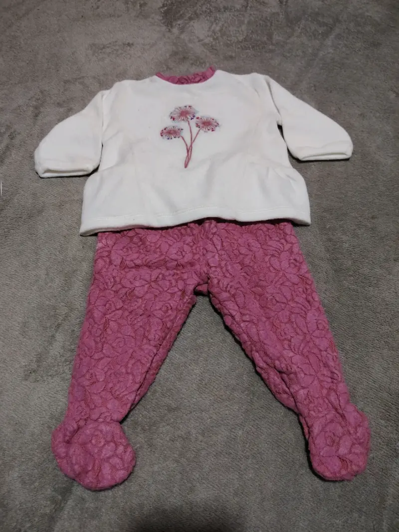 Conjunto de bebé blanco y rosado con diseño floral - 1