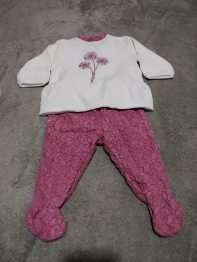 Conjunto de bebé blanco y rosado con diseño floral - miniatura 1