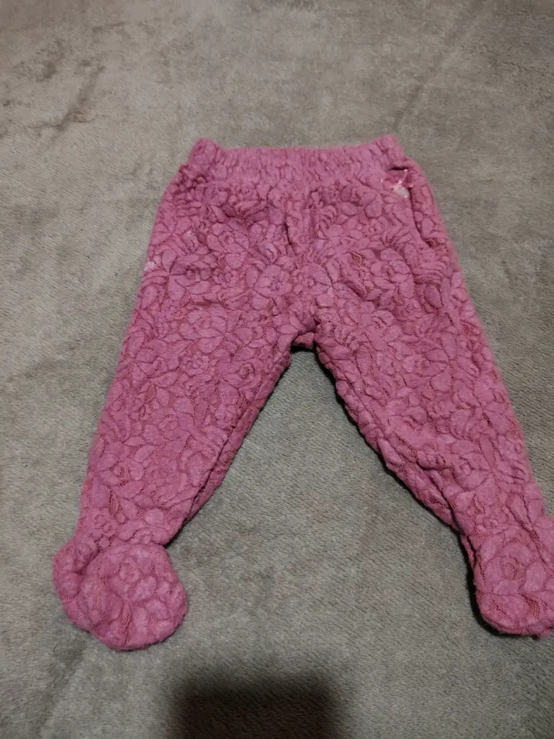 Conjunto de bebé blanco y rosado con diseño floral - 2