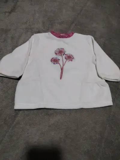 Conjunto de bebé blanco y rosado con diseño floral - miniatura 3