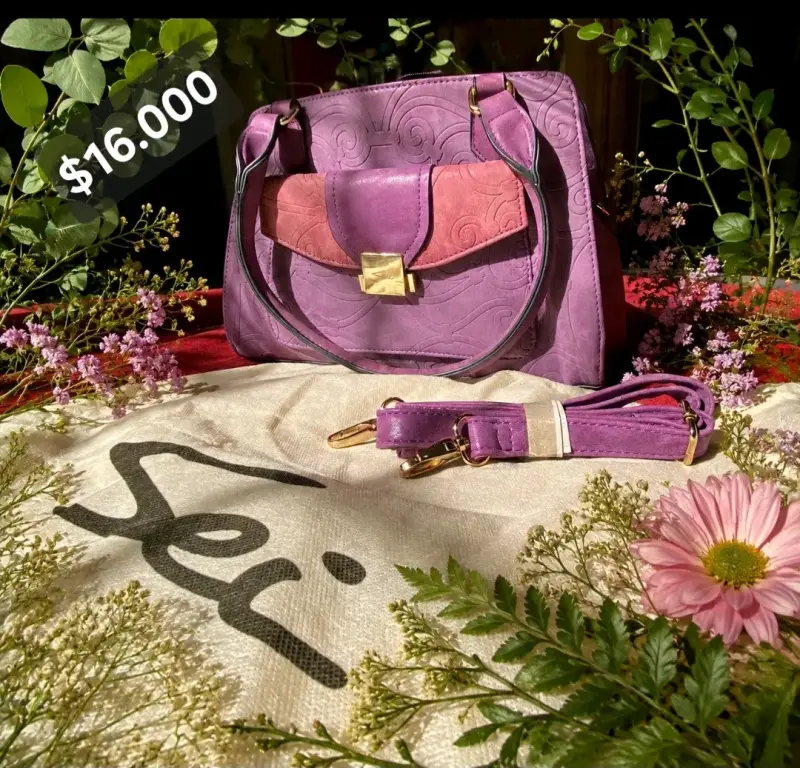 Bolso de cuero morado con diseño grabado