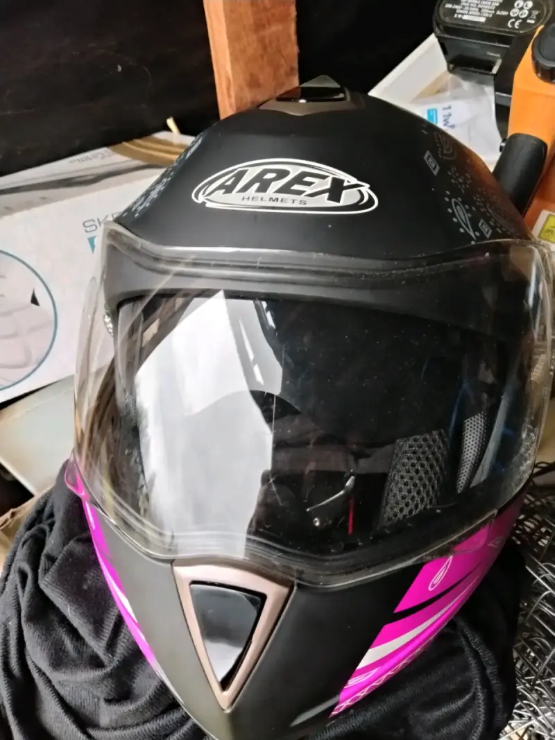 Casco de moto Arex negro y rosa