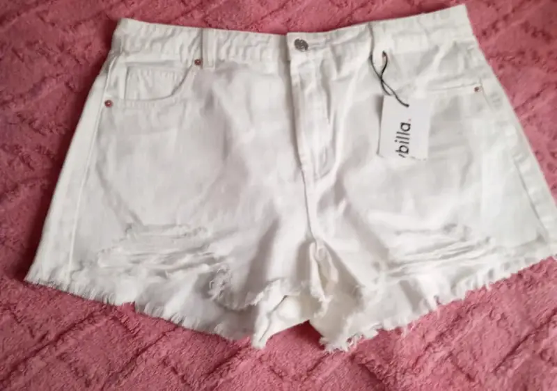 Shorts de mezclilla blancos con estilo desgastado