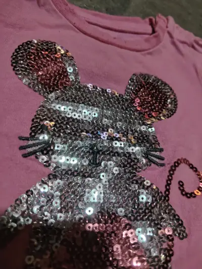 Polera infantil con diseño de ratón y lentejuelas - miniatura 2