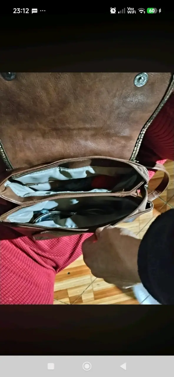 Bolso de cuero marrón con múltiples compartimentos - 1