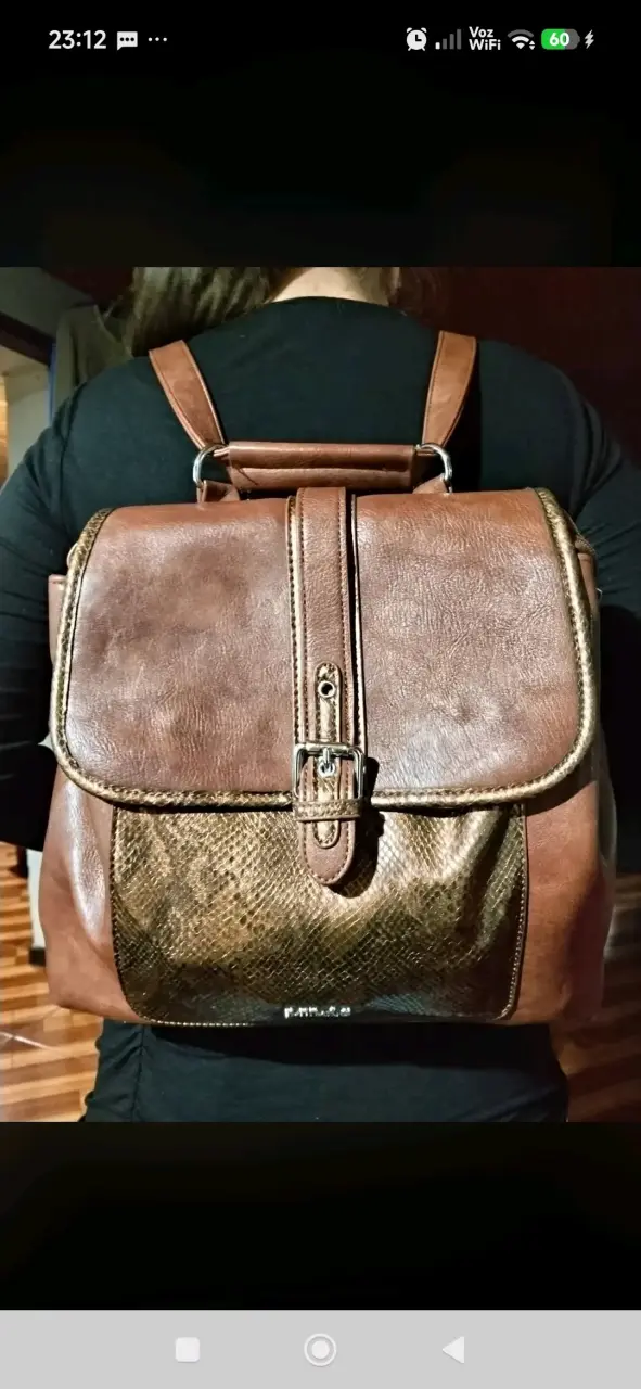 Bolso de cuero marrón con múltiples compartimentos - 4