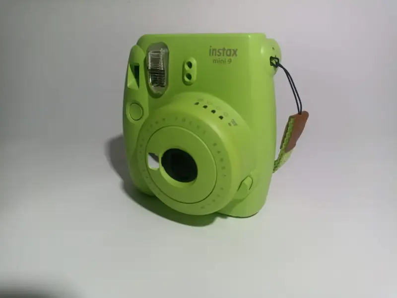 Cámara instantánea verde Instax Mini 9 con funda - 1