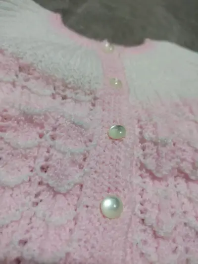 Chaleco tejido para bebé color rosado - miniatura 2