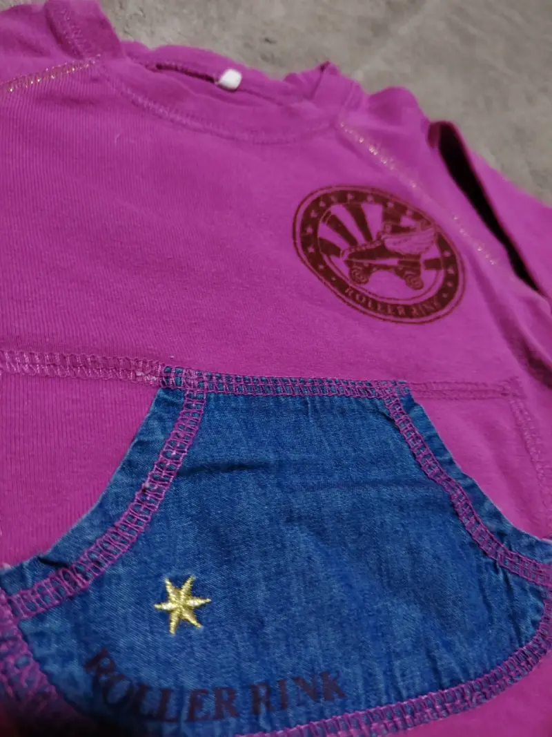 Polerón infantil morado con bolsillo denim - 3