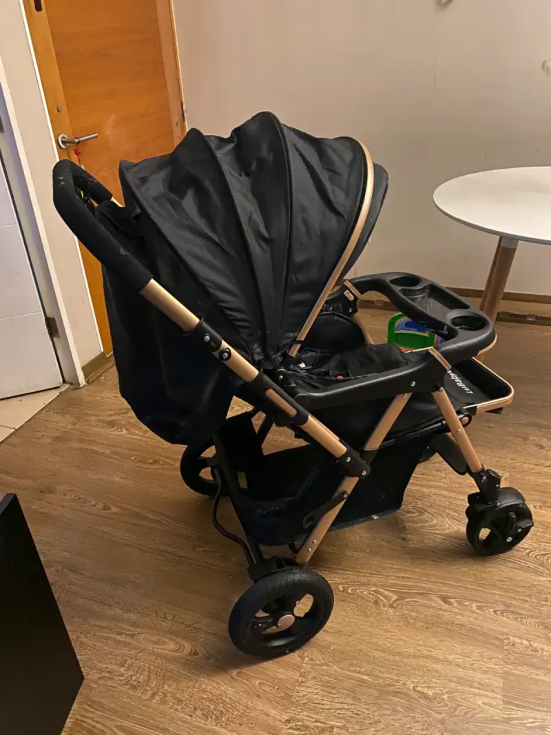 Coche de bebé plegable negro con estructura dorada - 1