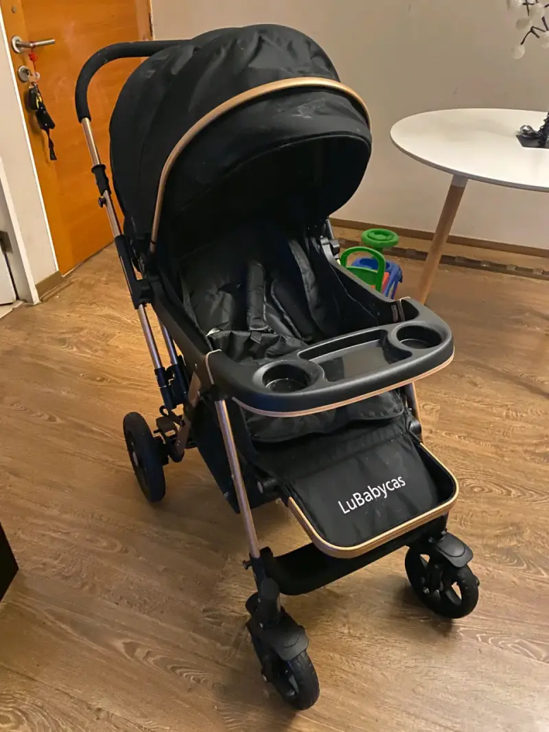 Coche de bebé plegable negro con estructura dorada - 2