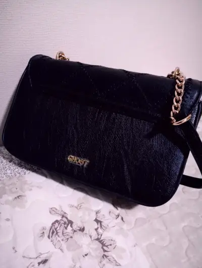 Cartera de cuero negra con cadena dorada Ghost - miniatura 1