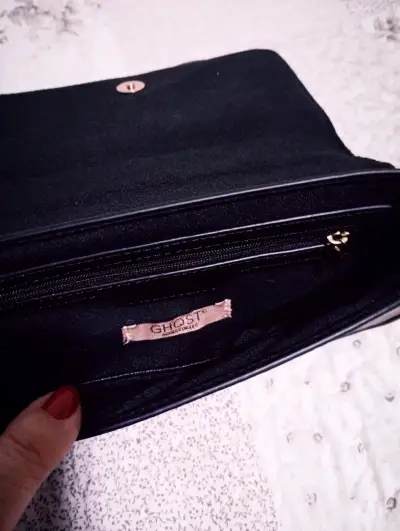 Cartera de cuero negra con cadena dorada Ghost - miniatura 3