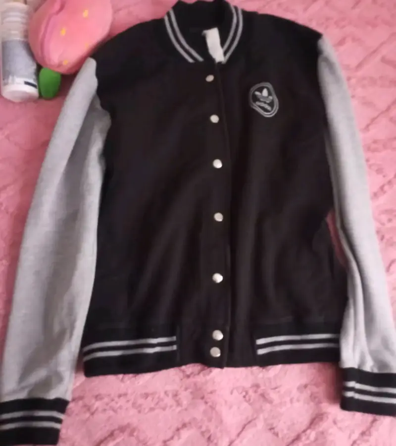 Chaqueta estilo varsity negra y gris