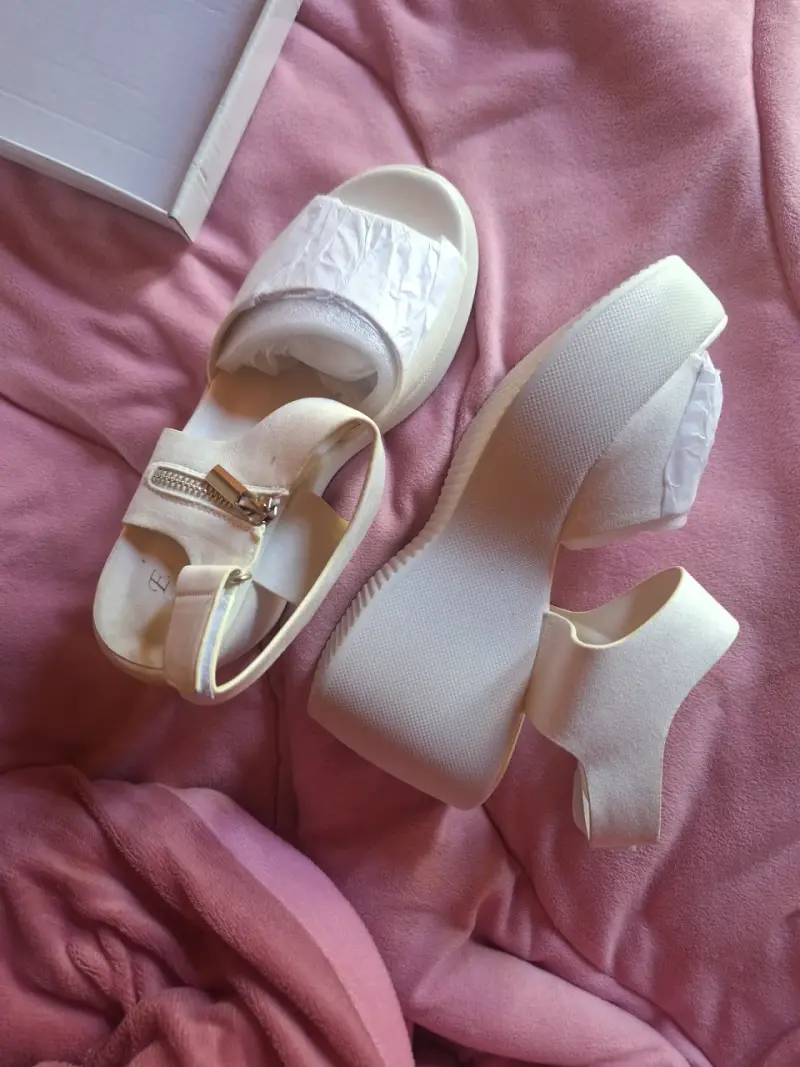 Sandalias plataforma blancas con cierre decorativo