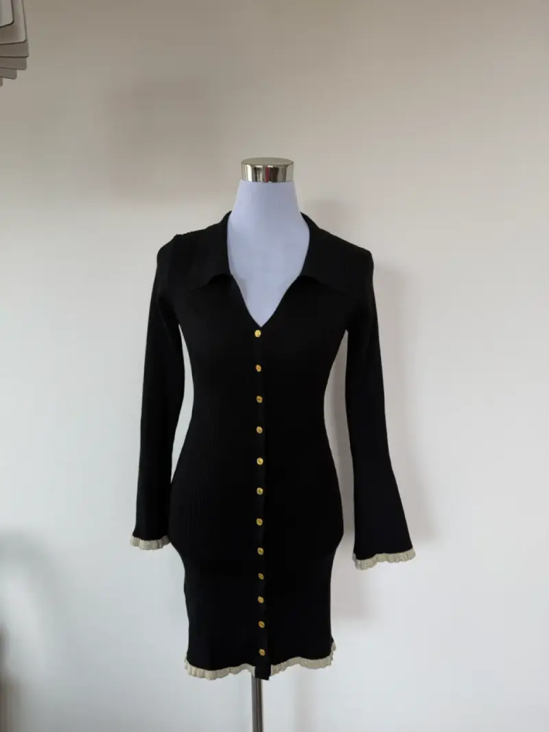 Vestido negro ajustado con botones dorados - 1