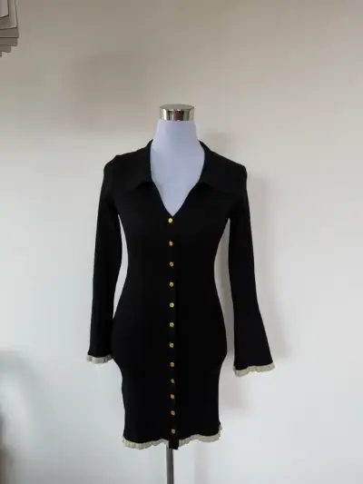 Vestido negro ajustado con botones dorados - miniatura 1