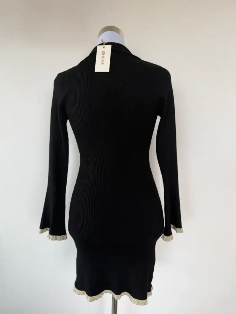 Vestido negro ajustado con botones dorados - 2