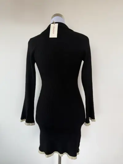 Vestido negro ajustado con botones dorados - miniatura 2