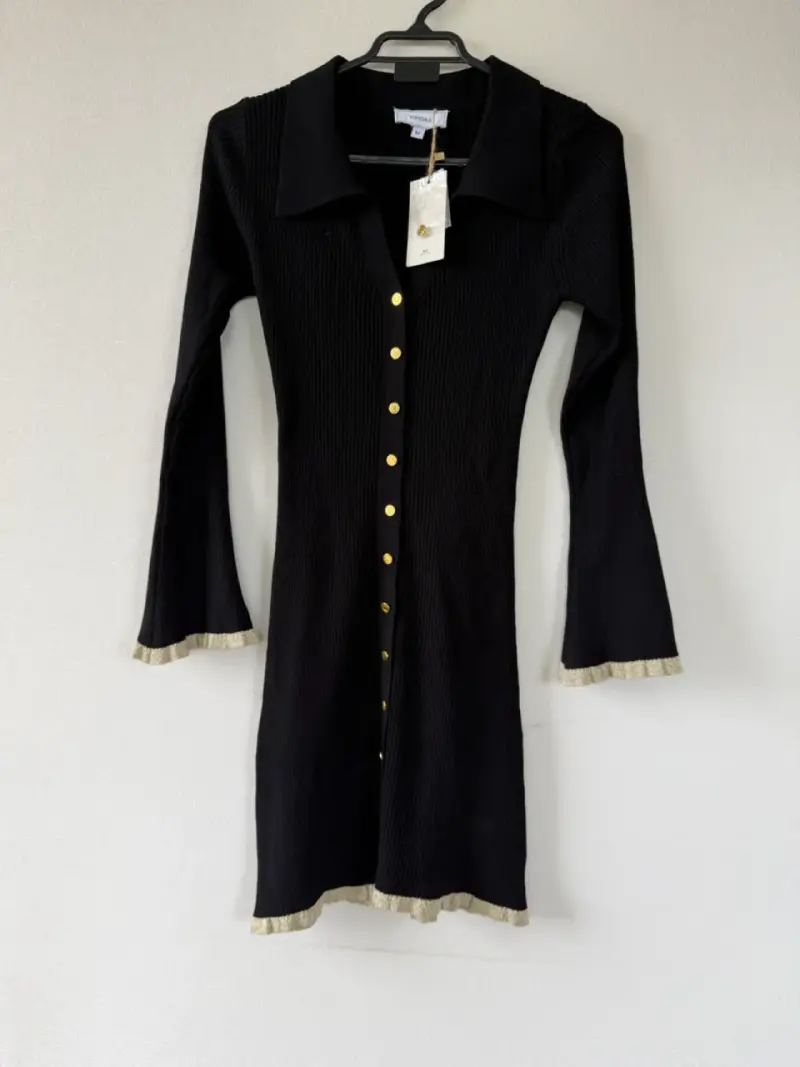 Vestido negro ajustado con botones dorados - 3