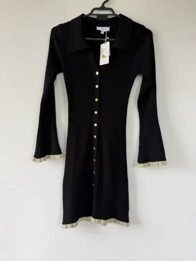 Vestido negro ajustado con botones dorados - miniatura 3