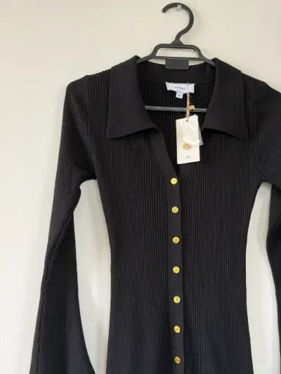 Vestido negro ajustado con botones dorados - miniatura 4
