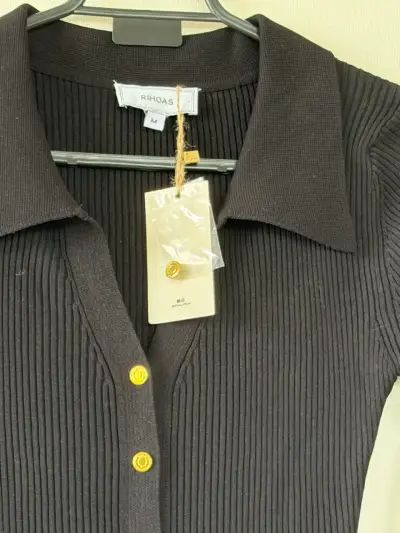 Vestido negro ajustado con botones dorados - miniatura 5