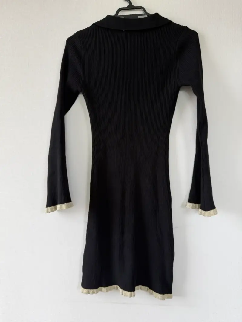 Vestido negro ajustado con botones dorados - 6