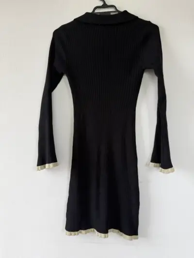 Vestido negro ajustado con botones dorados - miniatura 6