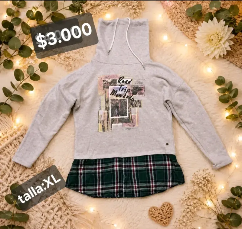 Polerón gris con diseño 'Road Trip Moments' y detalle a cuadros