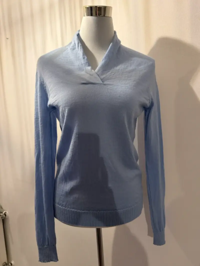 Suéter de mujer celeste con cuello en V - 1