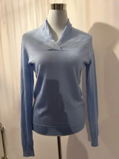 Suéter de mujer celeste con cuello en V - miniatura 1