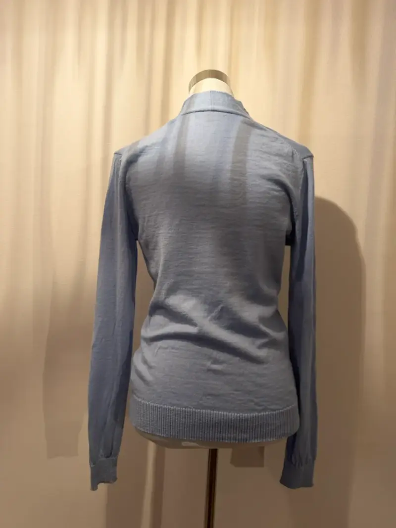 Suéter de mujer celeste con cuello en V - 2